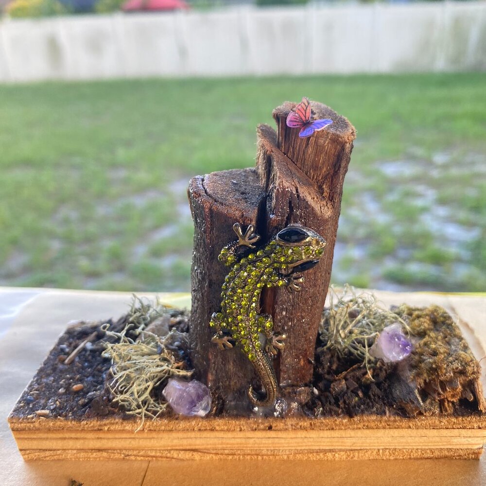Handmade Gecko Bookshelf or Home Decor - "Grace the Gecko"